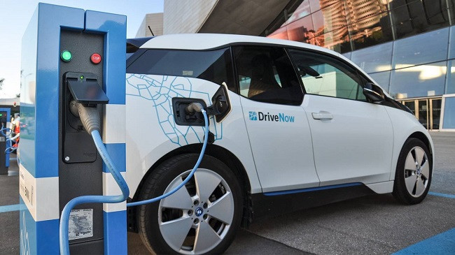 Shitja e automjeteve elektrike shënon rekord global