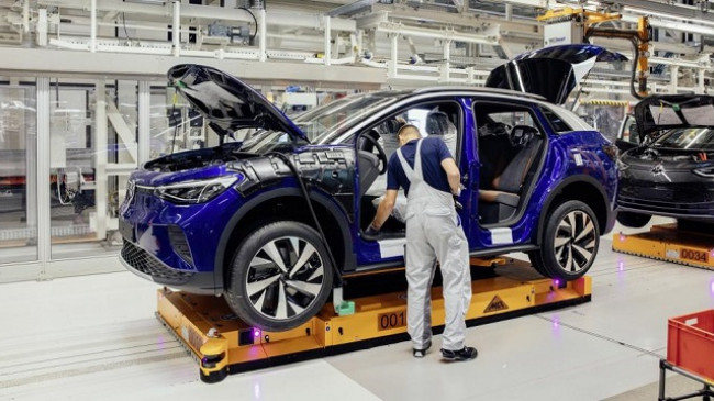 Studim: Veturat elektrike do të jenë më të lira për t’u prodhuar sesa ato me karburant deri në vitin 2027