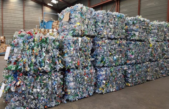 55 për qind e mbetjeve plastike në botë vijnë nga vetëm 20 kompani