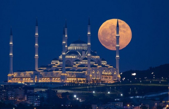 Në fotografi: Super Hëna e ‘përgjakur’, dhuron spektakël në qiell
