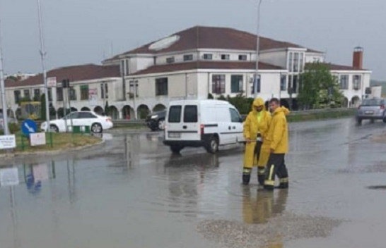Reshjet të mëdha shiu në Drenas, ekipet emergjente dalin në teren