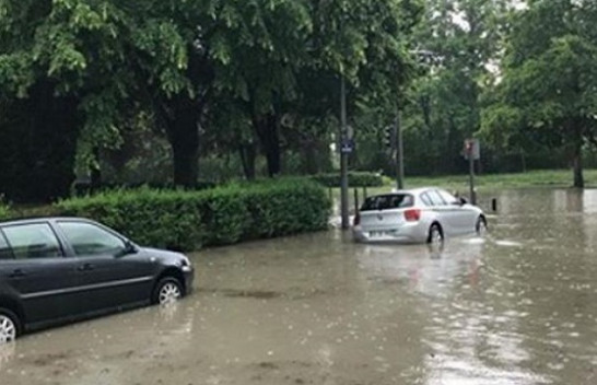 Përmbytje masive në Francë, uji mbulon rrugët, depërton edhe në bodrumet e ndërtesave