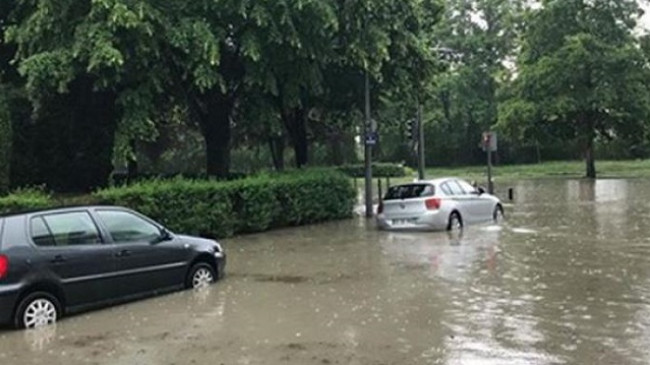 Përmbytje masive në Francë, uji mbulon rrugët, depërton edhe në bodrumet e ndërtesave