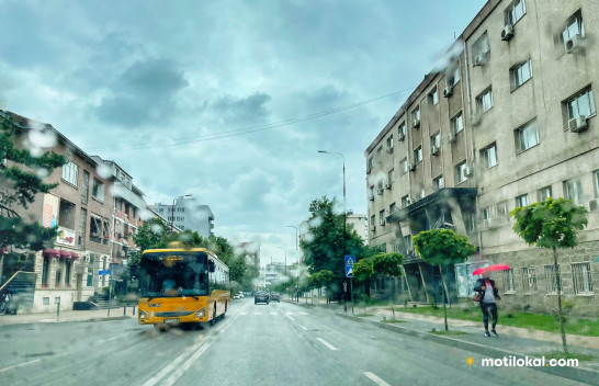 Mot i paqëndrueshëm, sot reshje shiu, shtrëngata dhe bubullima në Kosovë