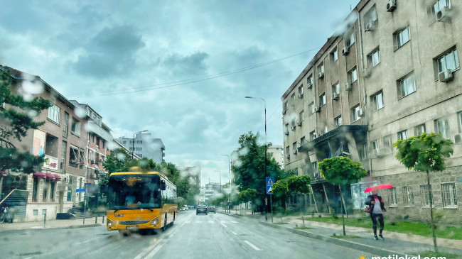 Mot i paqëndrueshëm, sot reshje shiu, shtrëngata dhe bubullima në Kosovë