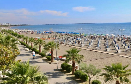 Pubklikohet protokolli i masave kundër COVID-19 për sezonin turistik, çadrat duhet të ruajnë një distancë prej 3.5 metra