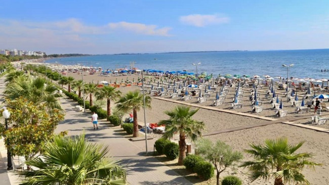 Pubklikohet protokolli i masave kundër COVID-19 për sezonin turistik, çadrat duhet të ruajnë një distancë prej 3.5 metra