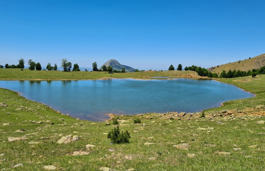 Liqeni i Zi në Gramsh - Shërim, freski dhe aventurë për të apasionuarit pas natyrës