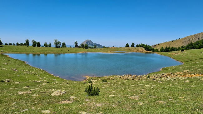 Liqeni i Zi në Gramsh - Shërim, freski dhe aventurë për të apasionuarit pas natyrës