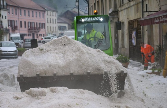 'Tërbohet' moti/ Europa goditet nga stuhi shiu e breshëri [Foto]