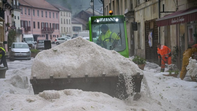 'Tërbohet' moti/ Europa goditet nga stuhi shiu e breshëri [Foto]