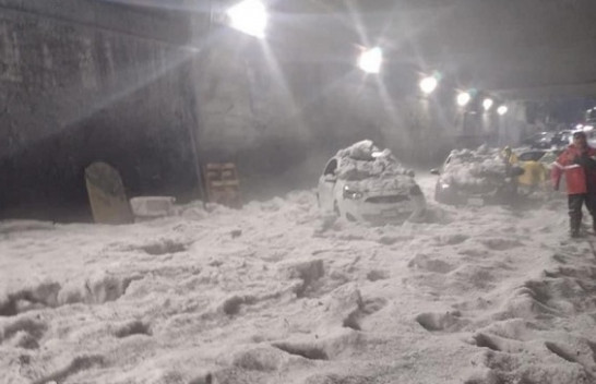 Fenomen i rrallë, breshëri zbardh qytetin meksikan [Foto]