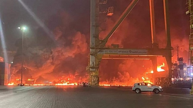 Tronditet Dubai, shpërthim i fuqishëm pranë një porti [Video]