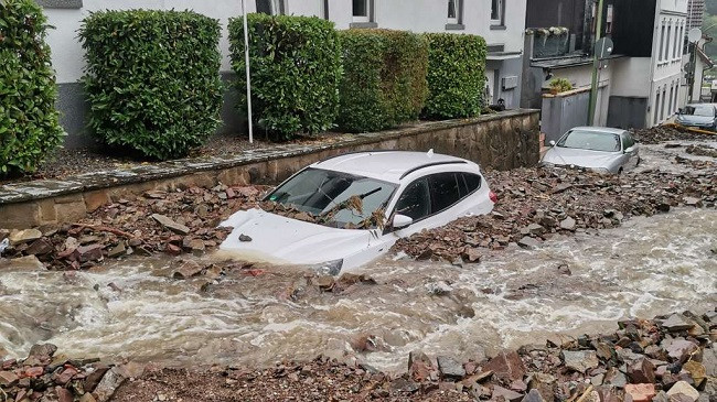 Moti i ligë godet Gjermaninë, përmbytje dhe rrëshqitje gurësh [Foto]
