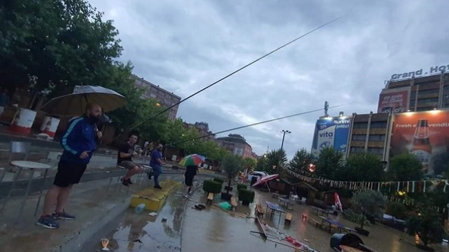 Qytetarët ‘peshkojnë’ në sheshin e Prishtinës pas përmbytjeve [Foto]