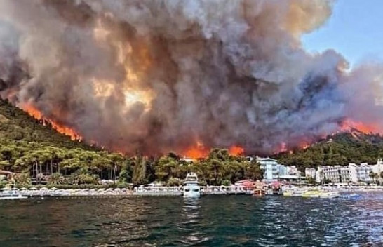 Zjarret masive pyjore marrin tre jetë në Turqi [Foto]