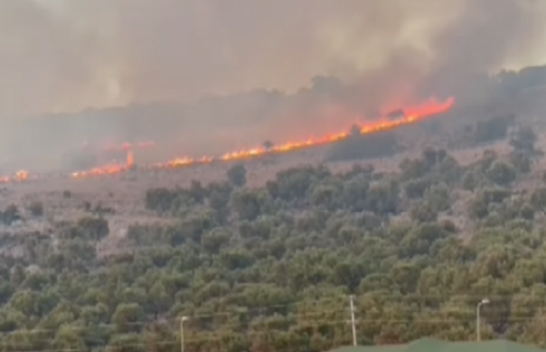 Zjarr i madh në Ksamil, dhjetëra banesa në rrezik