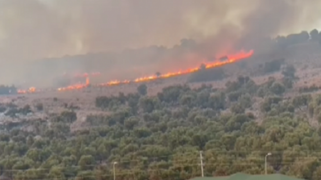 Zjarr i madh në Ksamil, dhjetëra banesa në rrezik