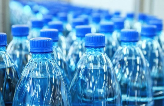 Uji në shishe është 3500 herë më i keq për mjedisin sesa uji i rubinetit, thonë shkencëtarët