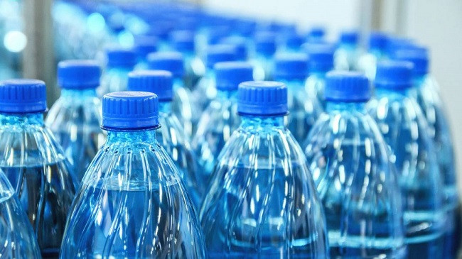 Uji në shishe është 3500 herë më i keq për mjedisin sesa uji i rubinetit, thonë shkencëtarët