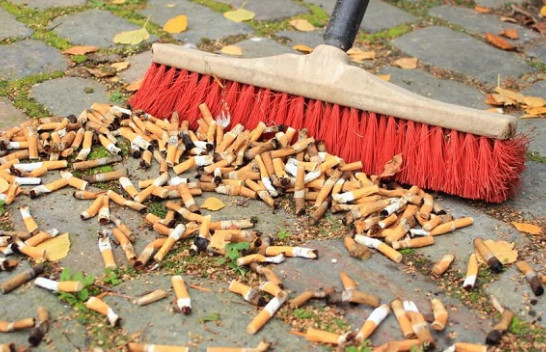 Problemi me bishtat e cigareve në rrugë, Franca detyron prodhuesit të paguajnë për ndotjen