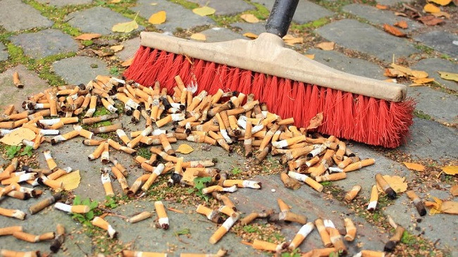 Problemi me bishtat e cigareve në rrugë, Franca detyron prodhuesit të paguajnë për ndotjen