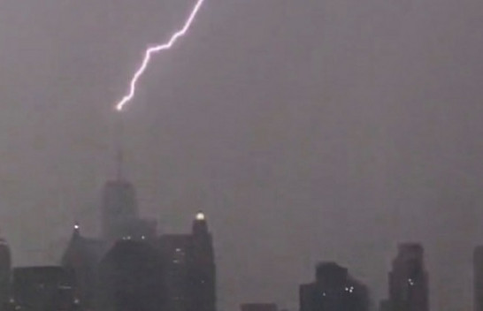 Momenti kur rrufeja godet qendrën tregtare në New York [Video]