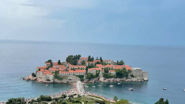 Diell, vranësira e reshje shiu në Mal të Zi