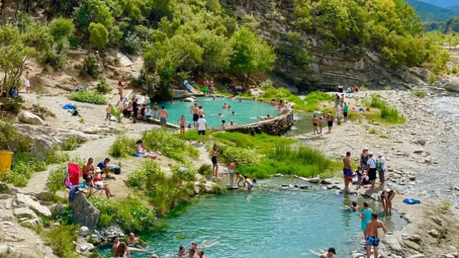 Ujërat termale të Bënjës në Përmet, atraksioni i fundjavës për vizitorët vendas e të huaj