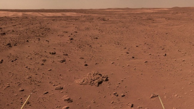 Kina publikon imazhe të reja nga roveri Zhurong për të shënuar 100 ditët në Mars