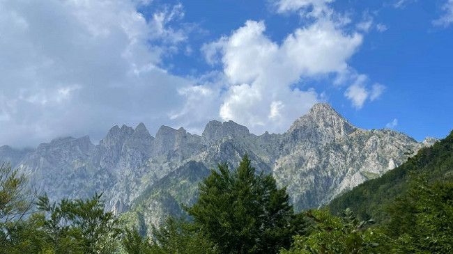Moti sot me diell, në fundjavë me vranësira e reshje shiu në Shqipëri