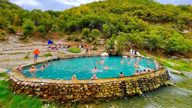 Ujërat termale të Bënjës në Përmet, një destinacion i preferuar edhe në shtator