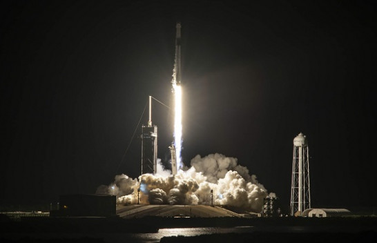 SpaceX nis raketën e parë me ekuipazh të përbërë nga civilë