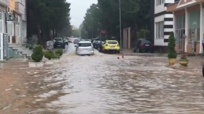 Reshjet e shiu përmbytin rrugët në Kukës