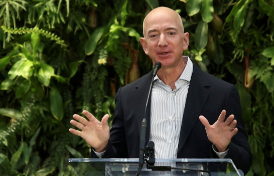 Jeff Bezos ofron një miliard dollarë për mbrojtjen e tokës dhe detit