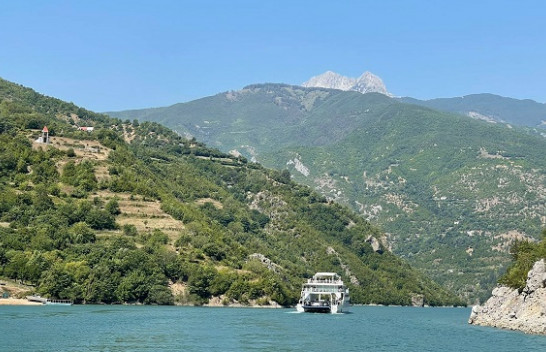 Mbi 75 mijë turistë vendas e të huaj vizituan liqenin e Komanit, Fierzës dhe lumin e Shalës