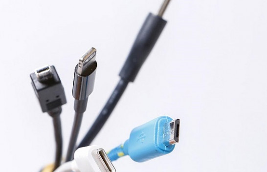 Apple kundërshton planin e BE-së për mbushësit e telefonave