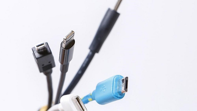 Apple kundërshton planin e BE-së për mbushësit e telefonave