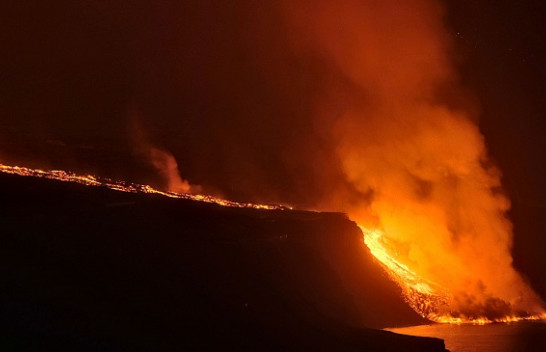 Lava e vullkanit në Spanjë arrin në oqean, shqetësues krijimi i gazit toksik