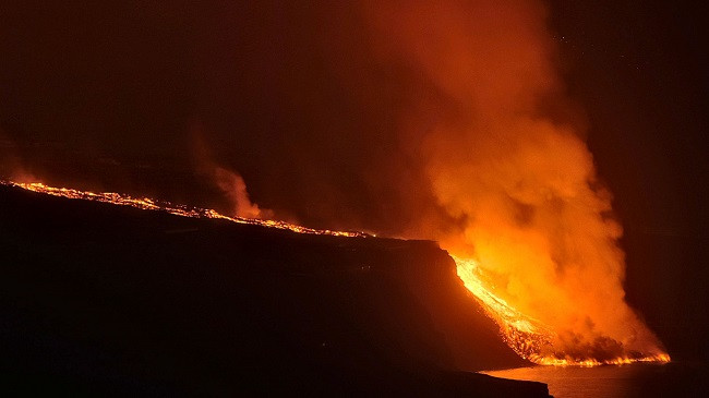 Lava e vullkanit në Spanjë arrin në oqean, shqetësues krijimi i gazit toksik