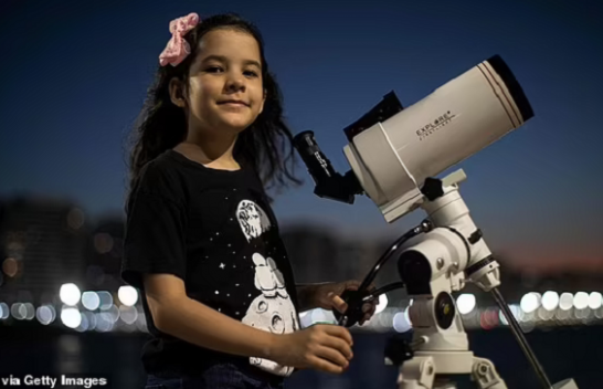 Njihuni me astronomen me të re në botë, ka identifikuar 18 shkëmbinj hapësinorë