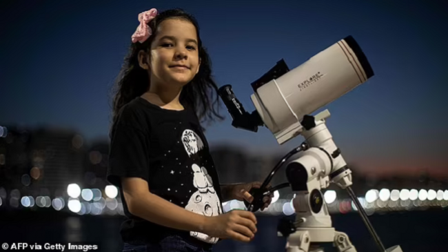 Njihuni me astronomen me të re në botë, ka identifikuar 18 shkëmbinj hapësinorë