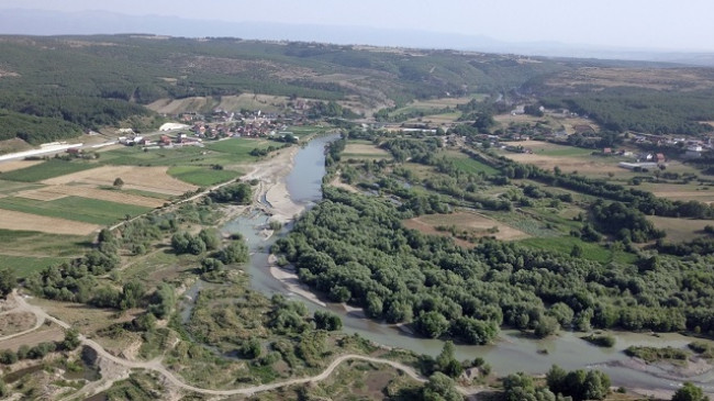 Drini i Bardhë, lumi më i degraduar në Kosovë për shkak të eksploatuesve ilegalë të rërës dhe zhavorrit