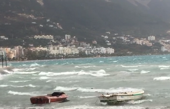 Moti i ligë, pezullohet lundrimi i mjeteve të vogla detare dhe peshkimit në Vlorë