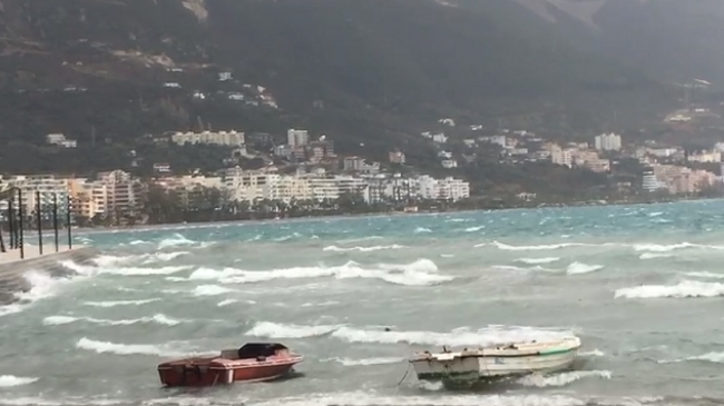 Moti i ligë, pezullohet lundrimi i mjeteve të vogla detare dhe peshkimit në Vlorë