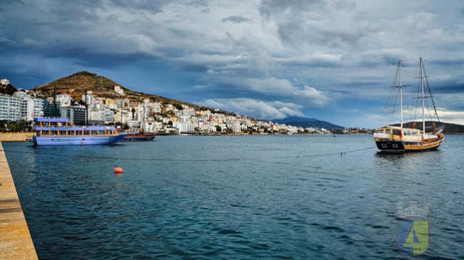 Javë me shi në Shqipëri, të enjten priten edhe reshje bore në viset malore