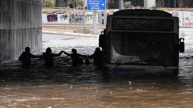 Stuhia 'Balos' përmbyt shtëpi e dyqane, mbyllen shkollat në disa zona të Greqisë