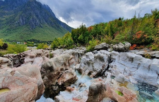 Mbani çadrat me vete, moti sot me vranësira e shi në Shqipëri, në viset malore borë