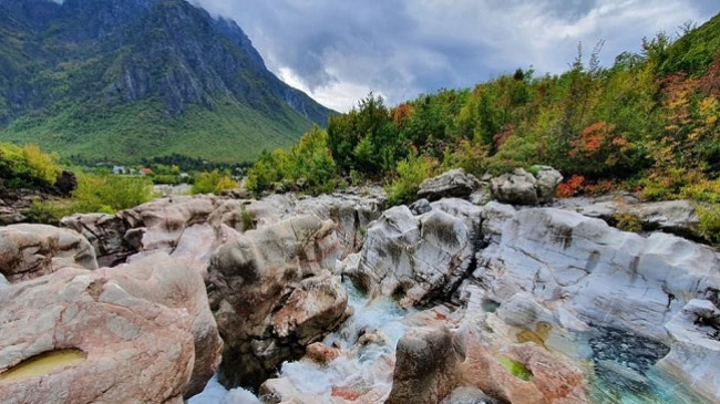 Mbani çadrat me vete, moti sot me vranësira e shi në Shqipëri, në viset malore borë