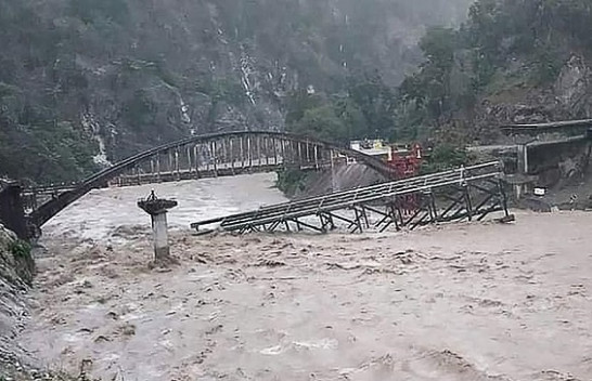 Shkatërrim dhe dhjetëra viktima, pamje apokaliptike nga përmbytjet në Indi e Nepal